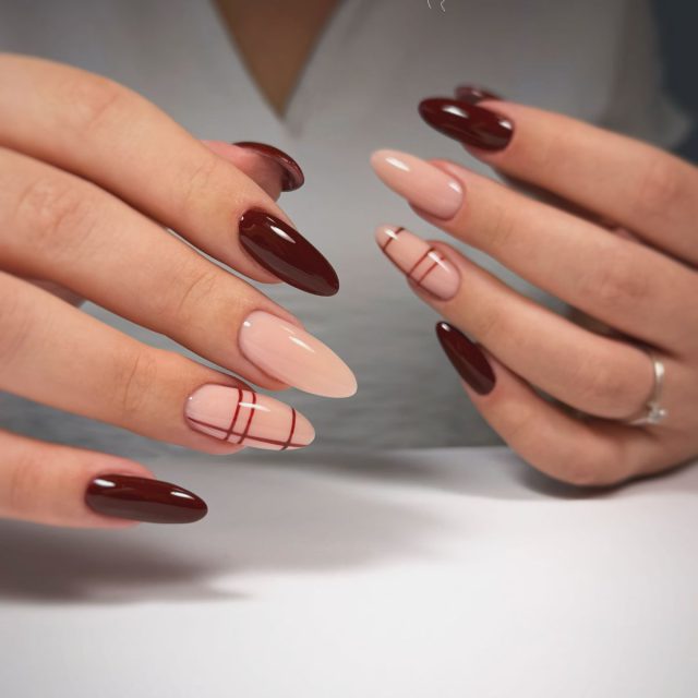 Bordeaux und Nude mit Karomuster – Top Nails Bautzen
