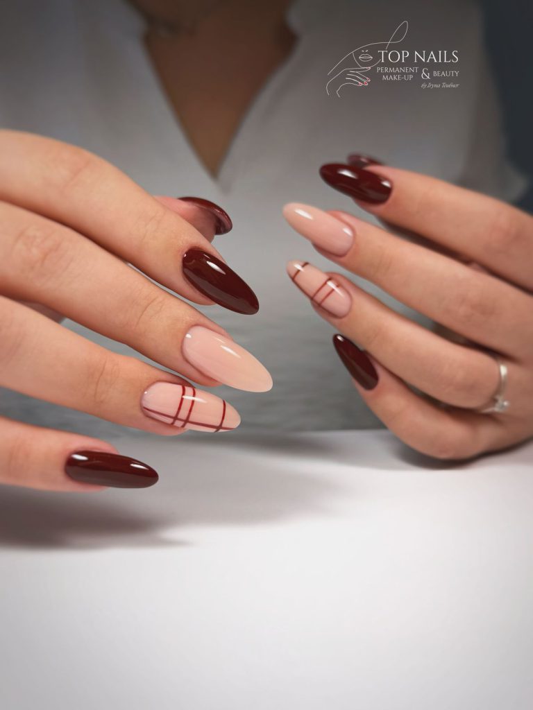 Bordeaux und Nude mit Karomuster – Top Nails Bautzen