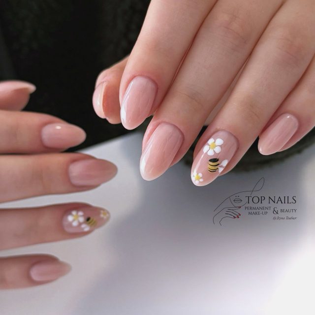 Nude-Nägel mit Blumen – Top Nails Bautzen