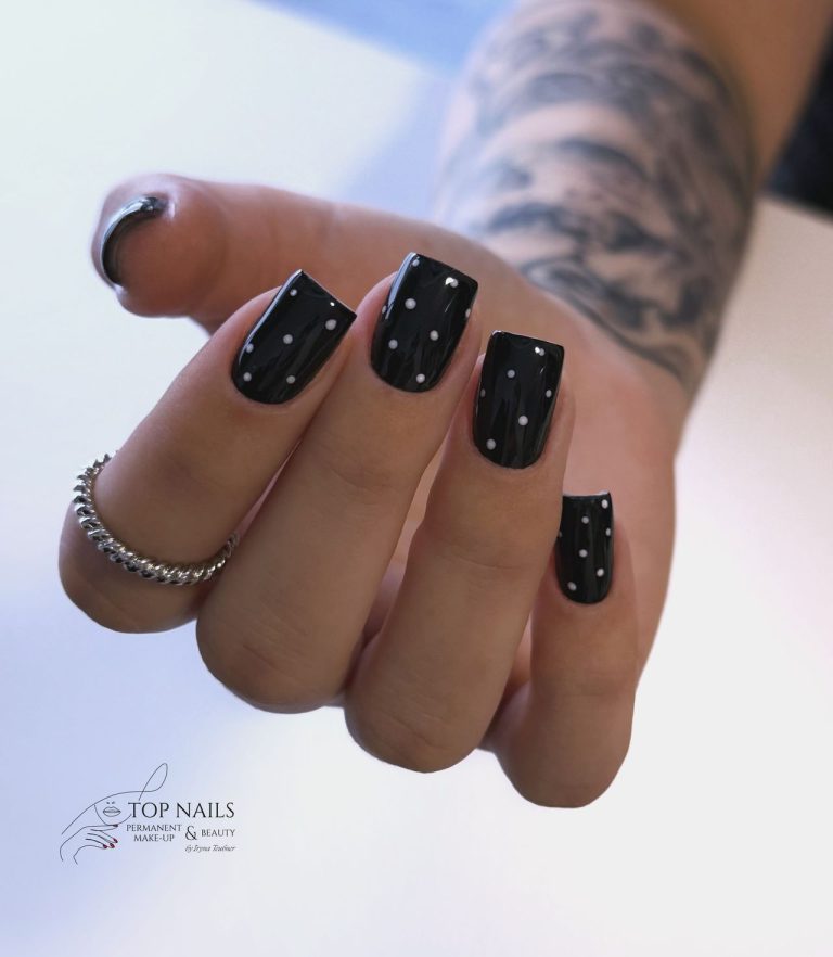 Schwarze Nägel mit Glitzerpunkten – Top Nails Bautzen