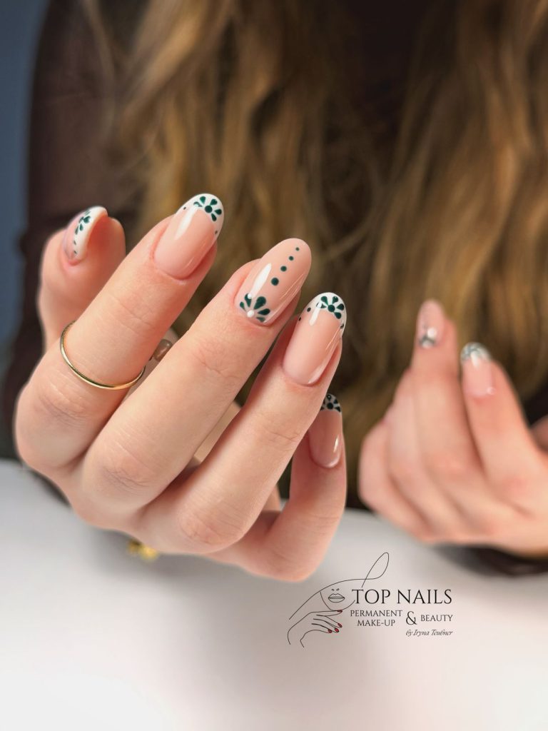 Nude-Nägel mit schwarzen Akzenten – Top Nails Bautzen