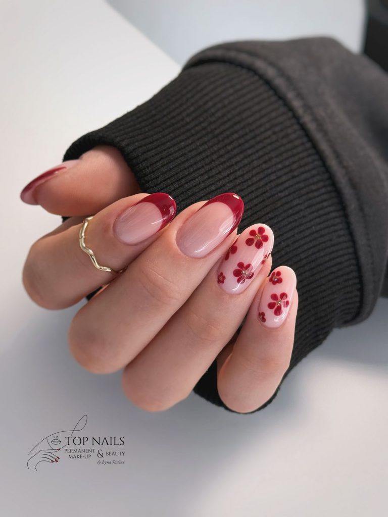Rotes French mit Blumen – Top Nails Bautzen