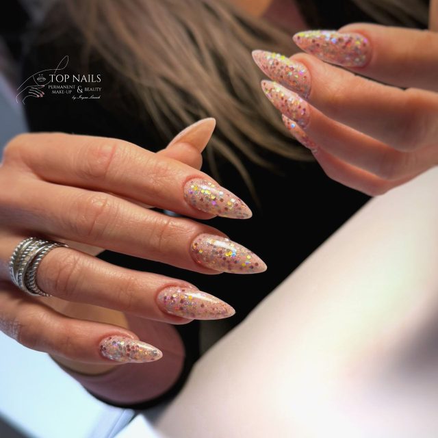 Nude-Nägel mit Glitzer – Top Nails Bautzen