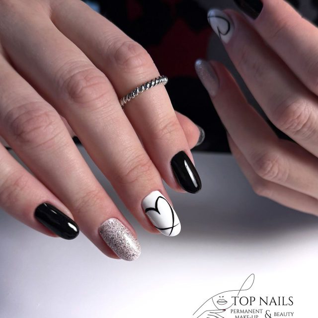 Schwarz-Weiß mit Glitzer – Top Nails Bautzen